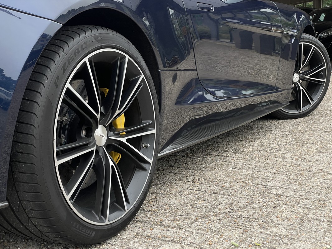 Aston Martin V12 Vanquish