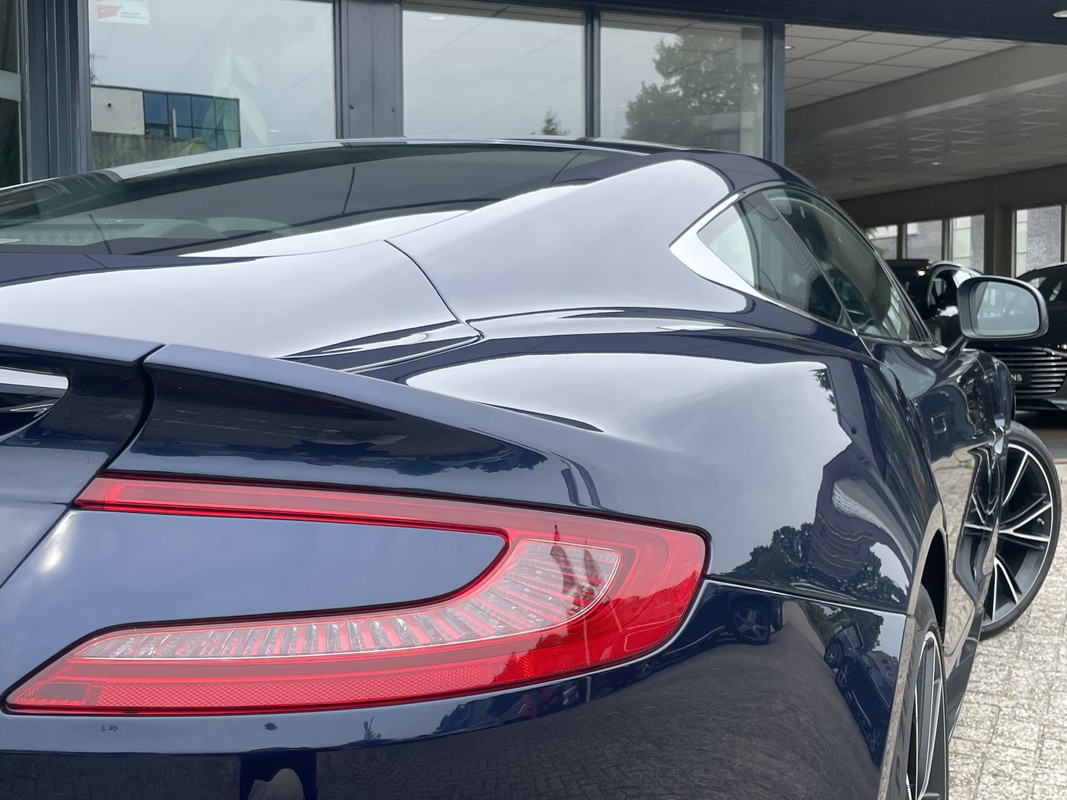 Aston Martin V12 Vanquish