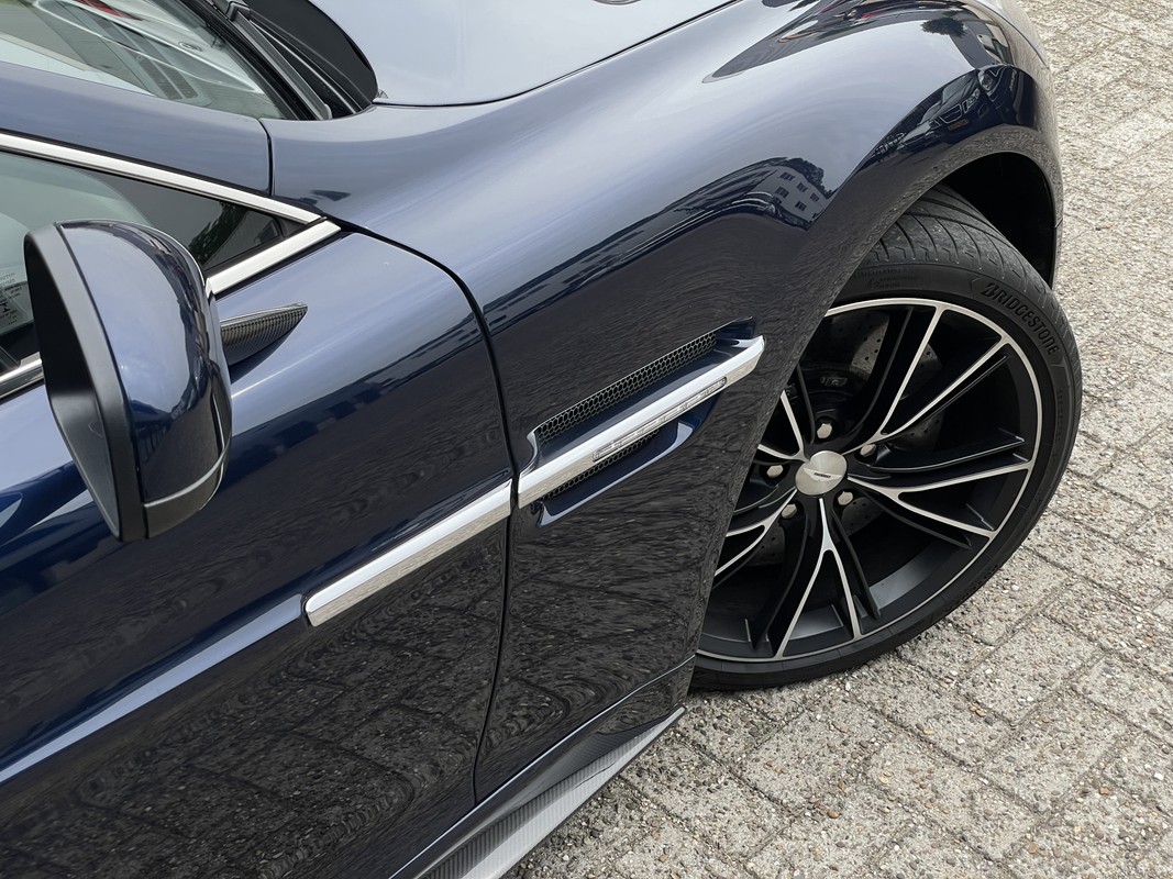 Aston Martin V12 Vanquish