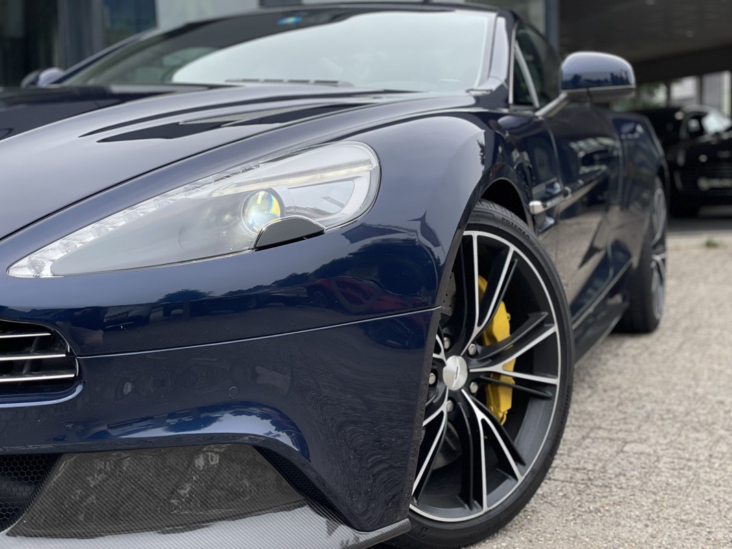 Aston Martin V12 Vanquish