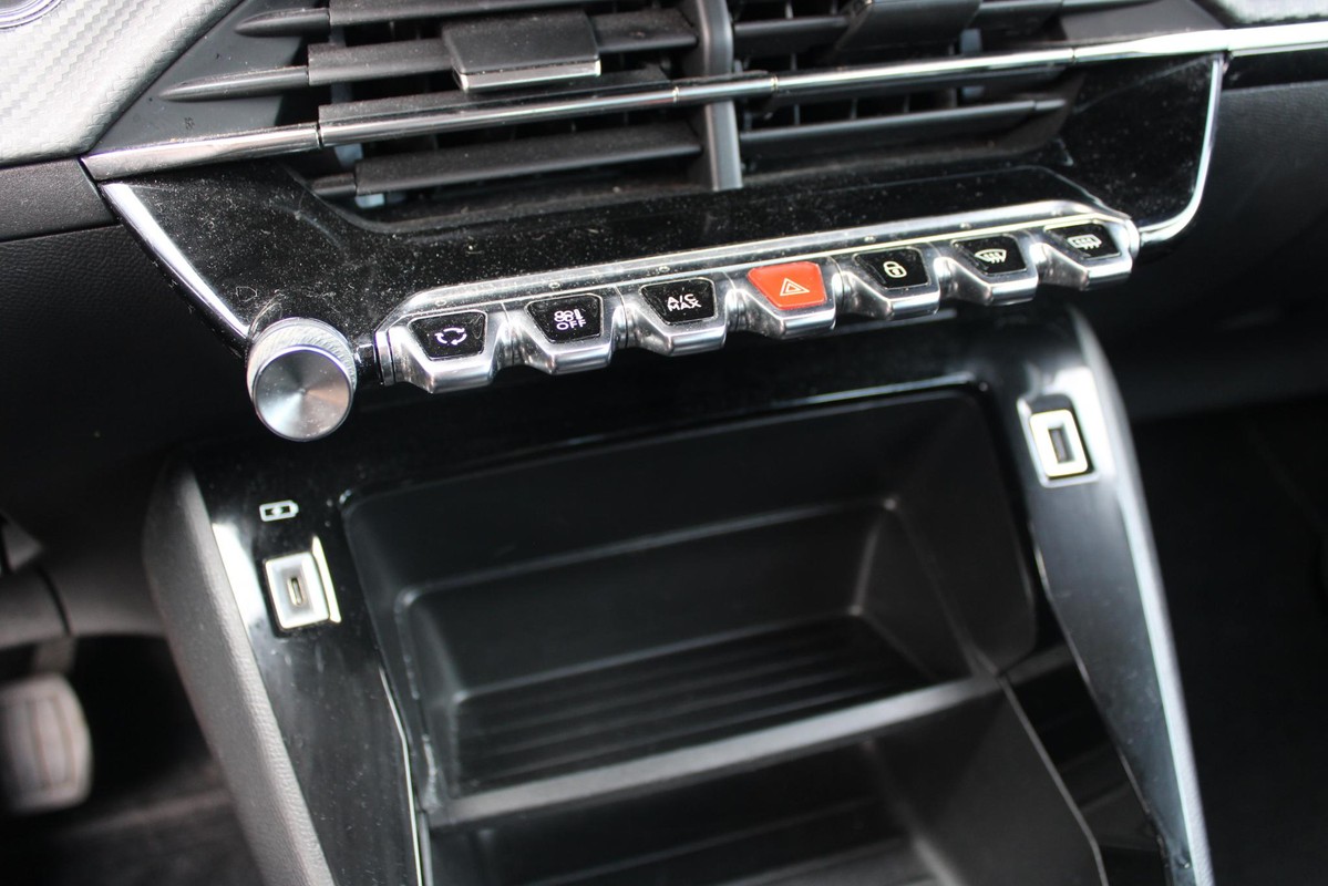 Peugeot e-208