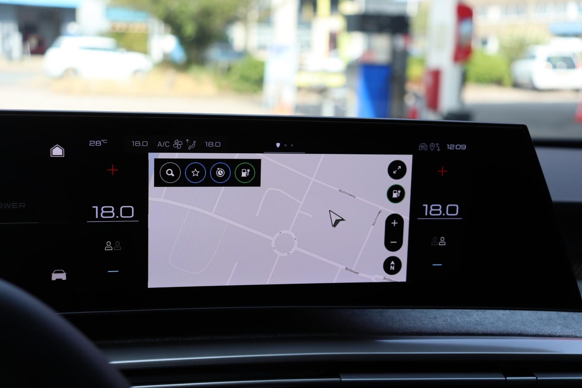 Peugeot e-5008