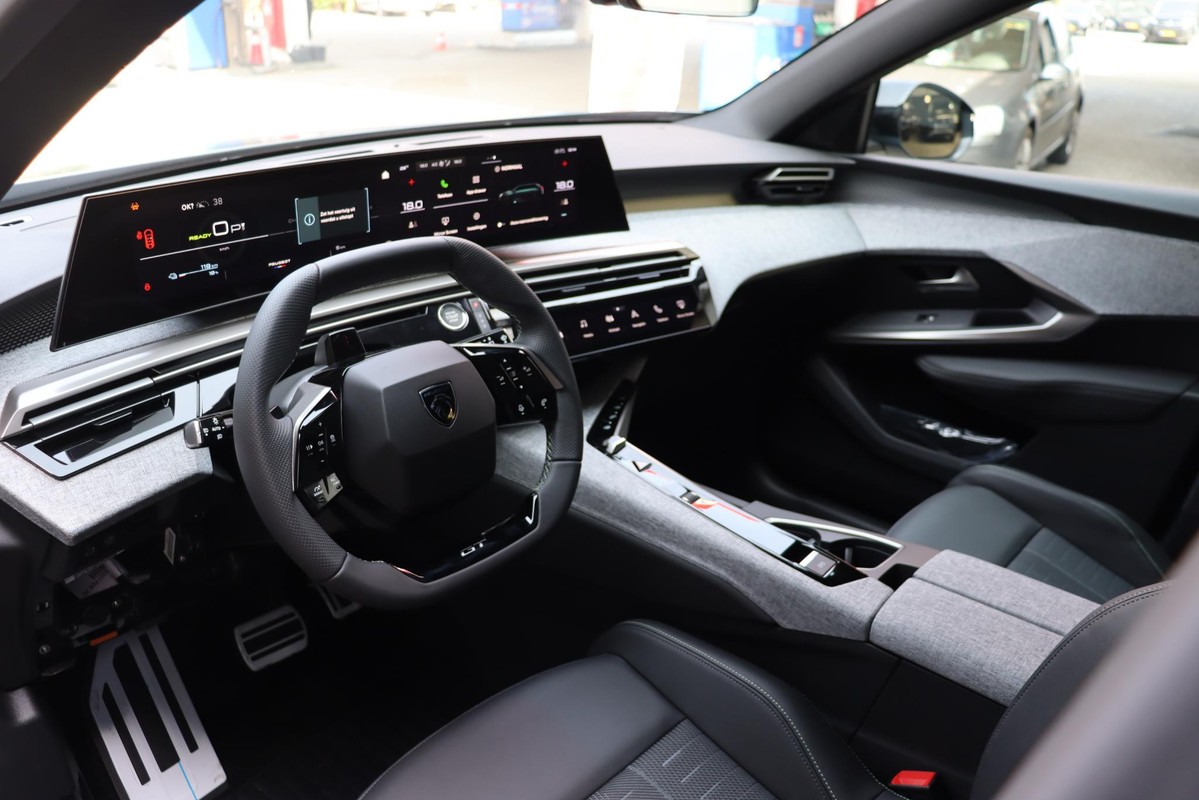 Peugeot e-5008