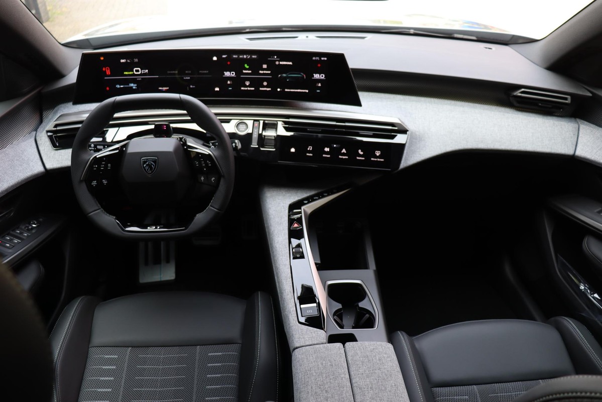 Peugeot e-5008