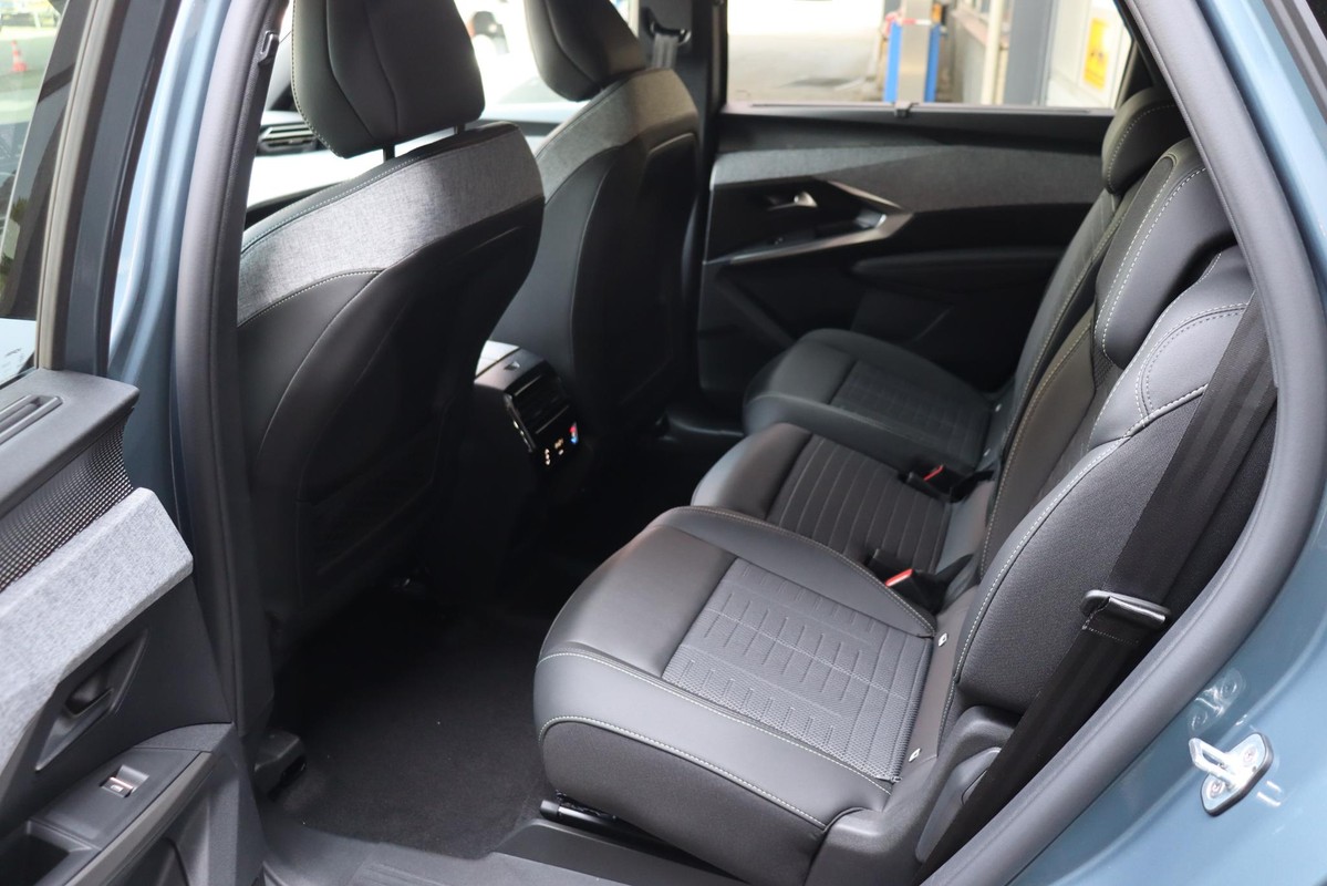Peugeot e-5008