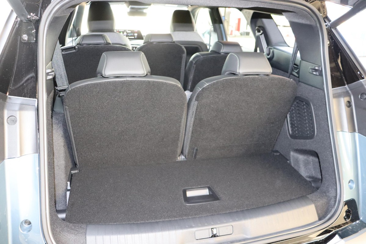 Peugeot e-5008