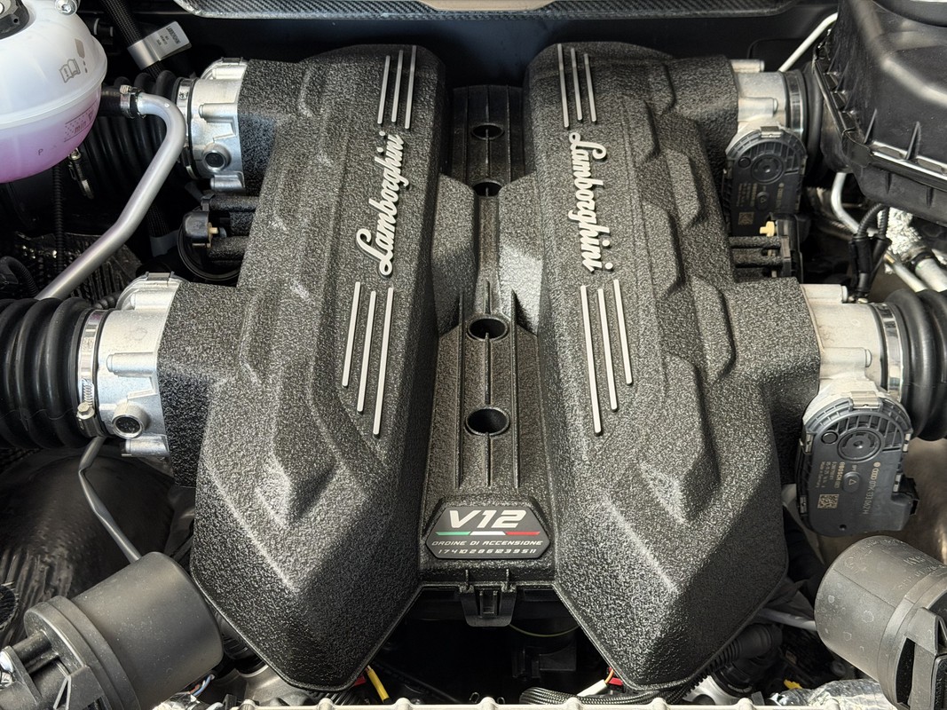 Lamborghini Revuelto