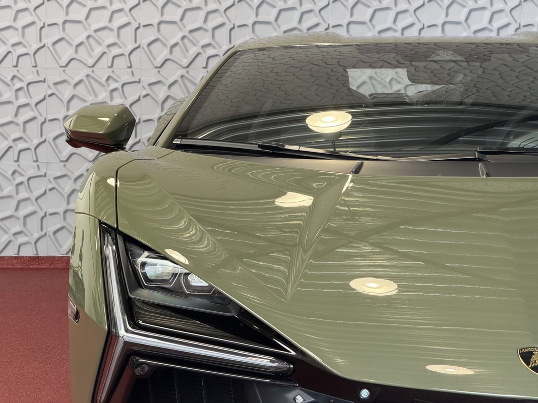 Lamborghini Revuelto