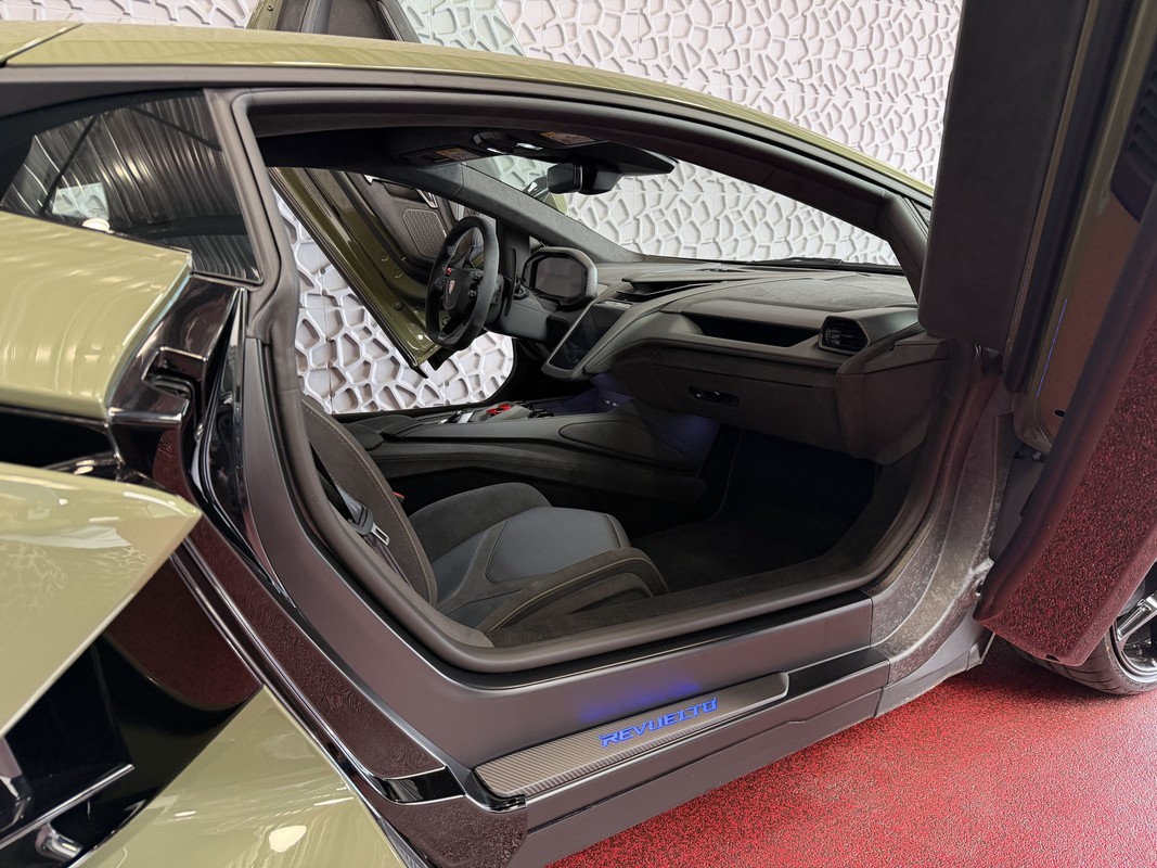 Lamborghini Revuelto
