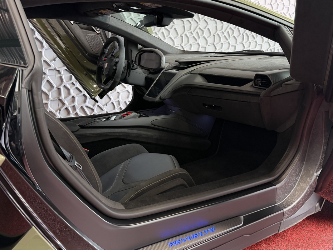 Lamborghini Revuelto