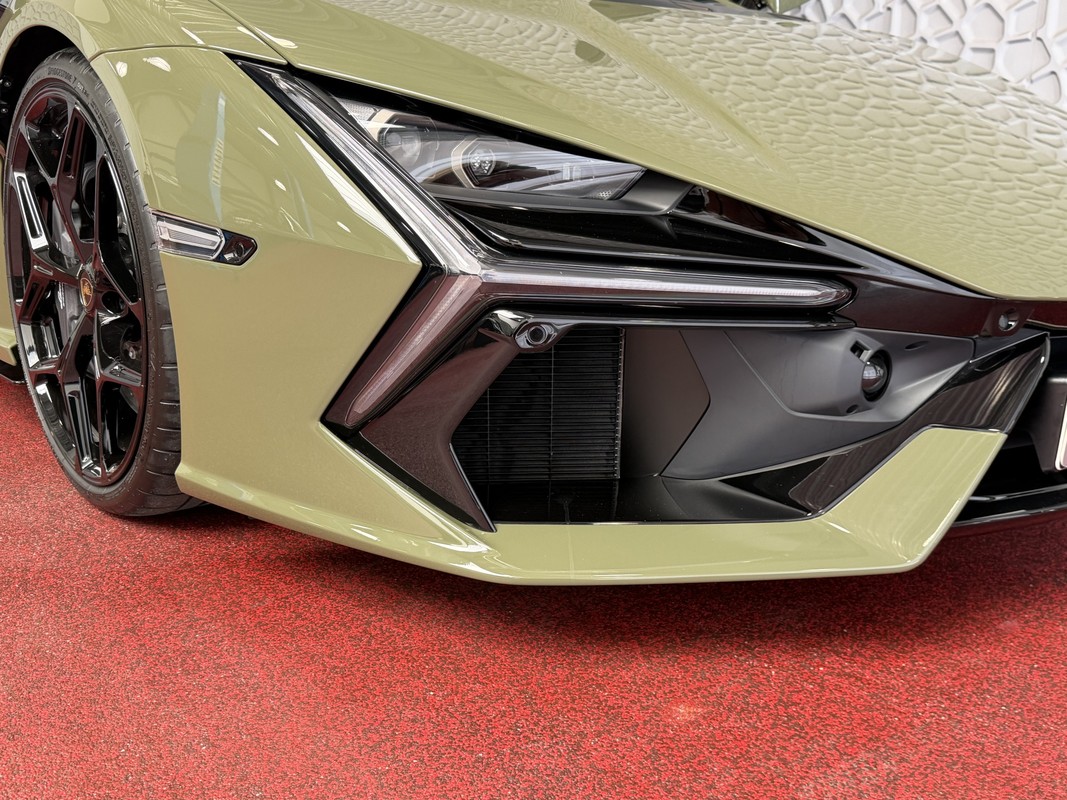 Lamborghini Revuelto