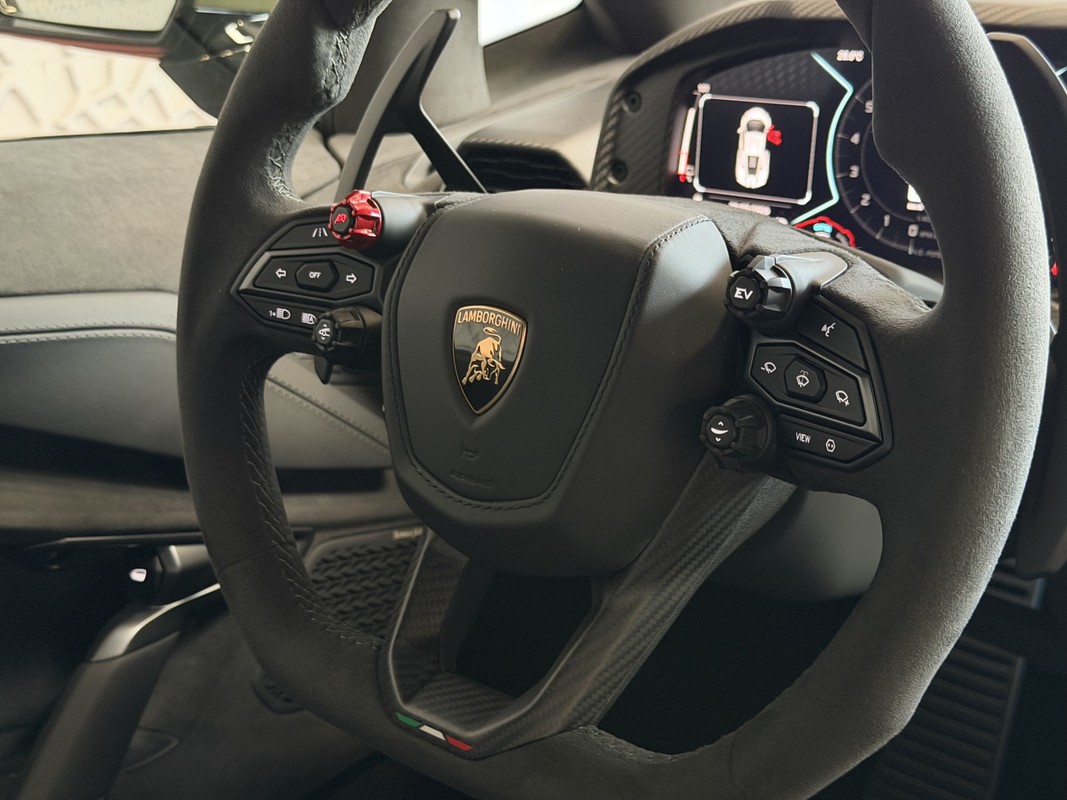 Lamborghini Revuelto