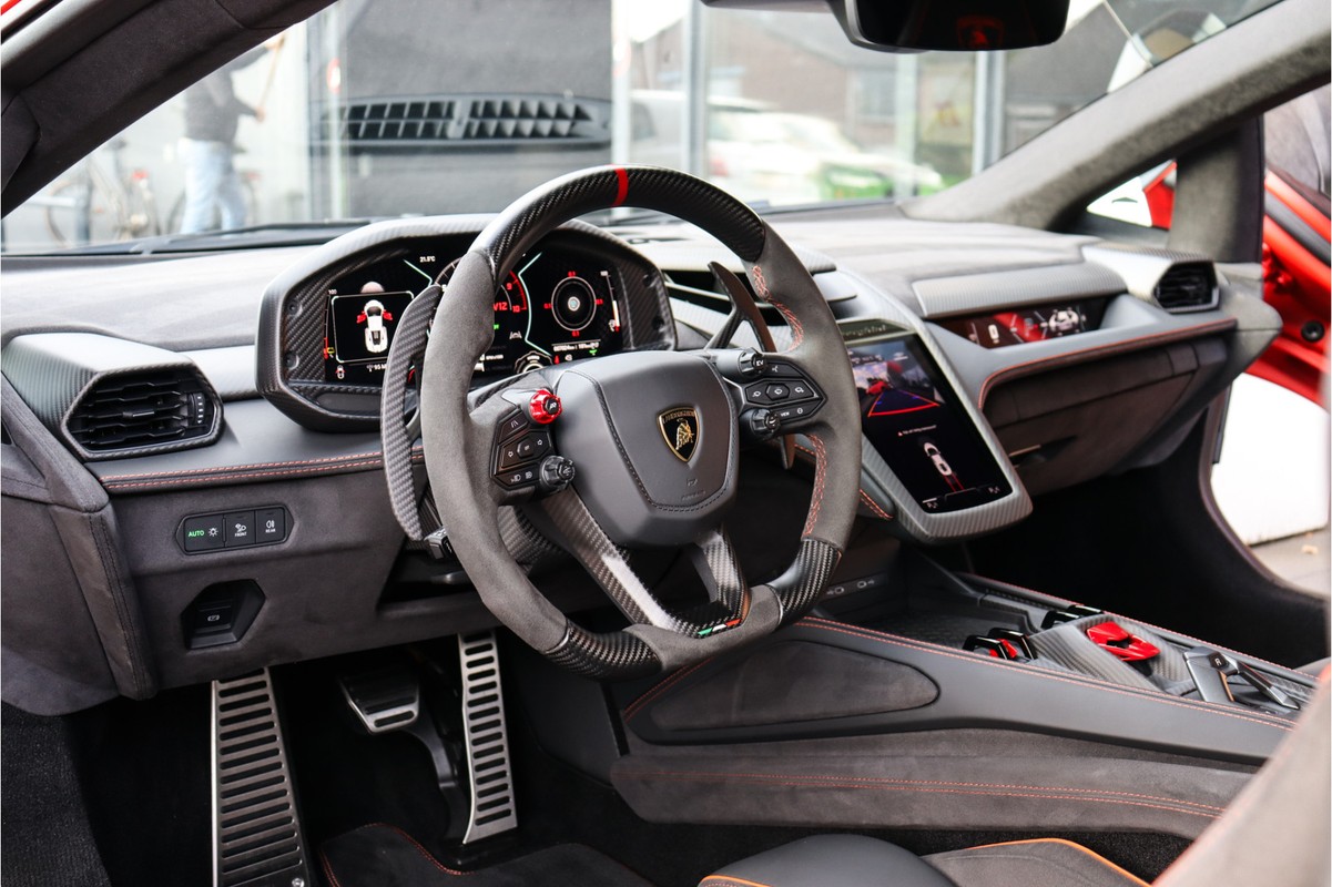 Lamborghini Revuelto