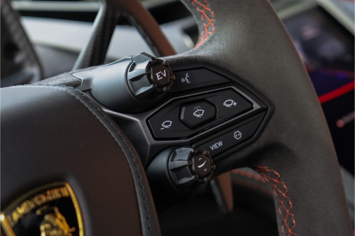 Lamborghini Revuelto