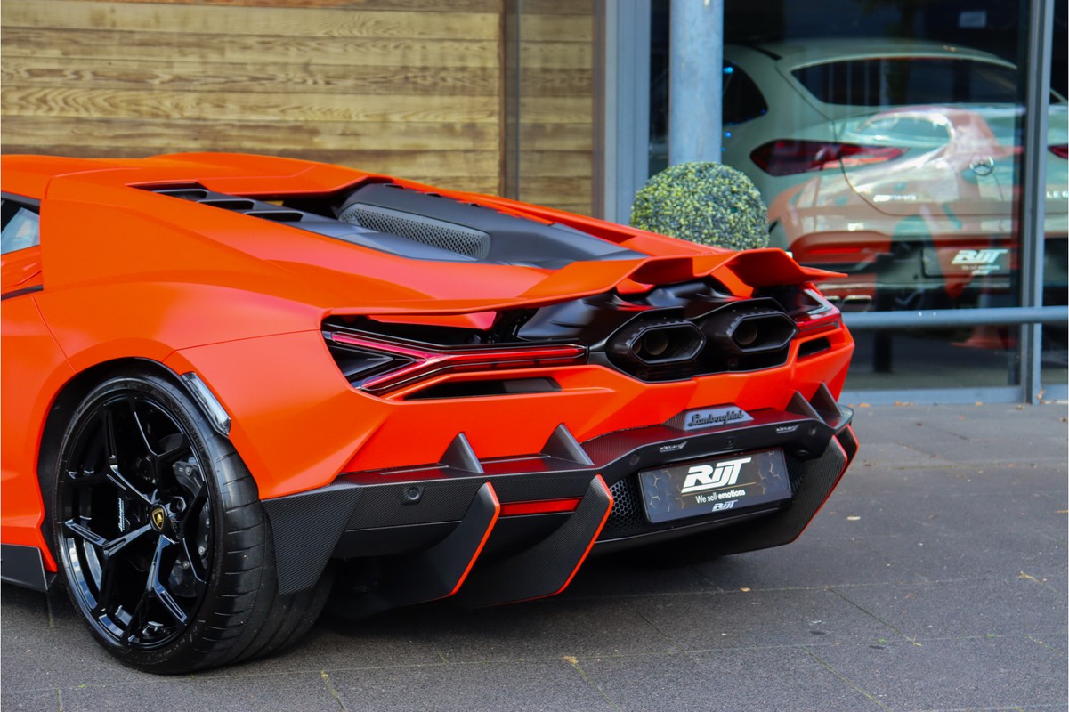 Lamborghini Revuelto