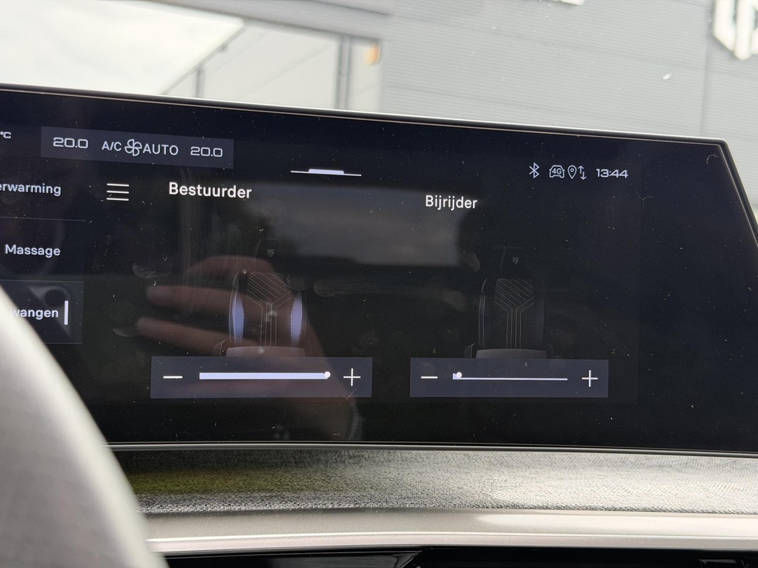Peugeot e-3008