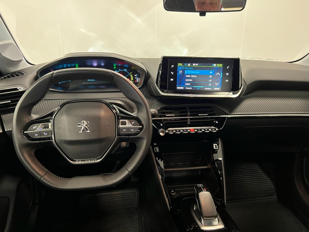 Peugeot e-208