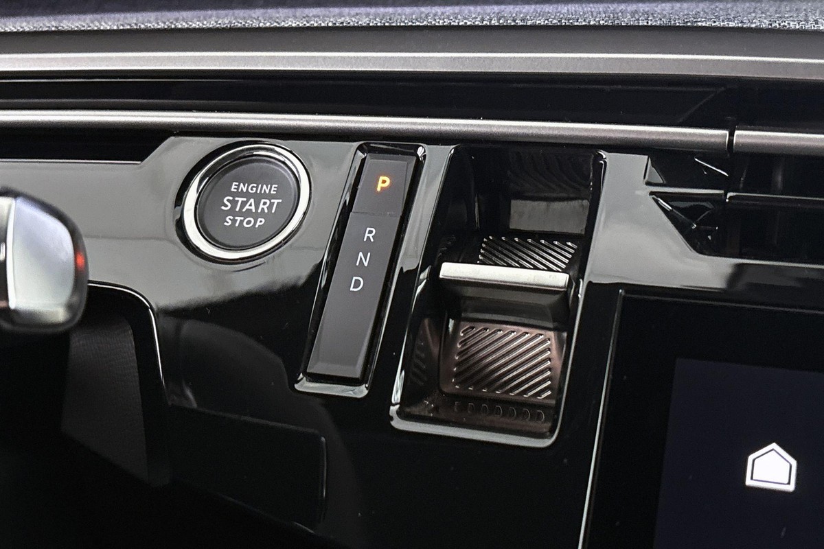 Peugeot e-3008
