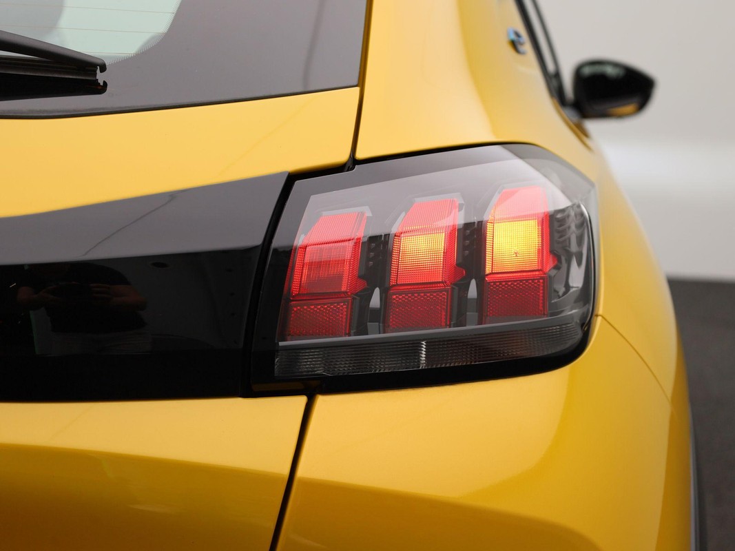 Peugeot e-208