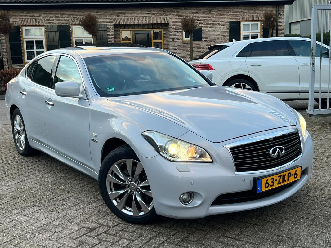 Infiniti M