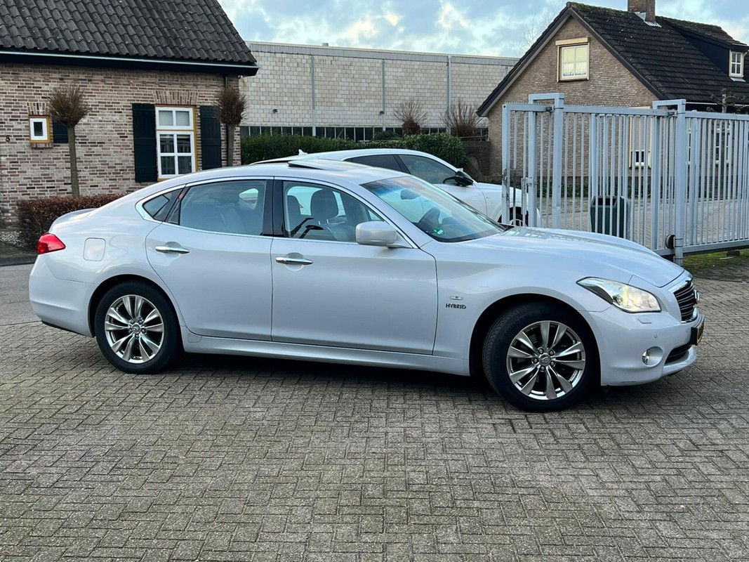 Infiniti M