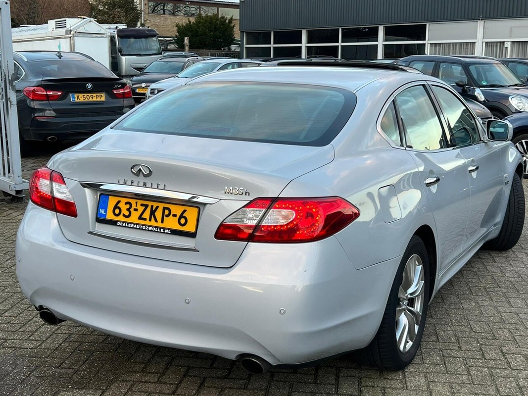 Infiniti M
