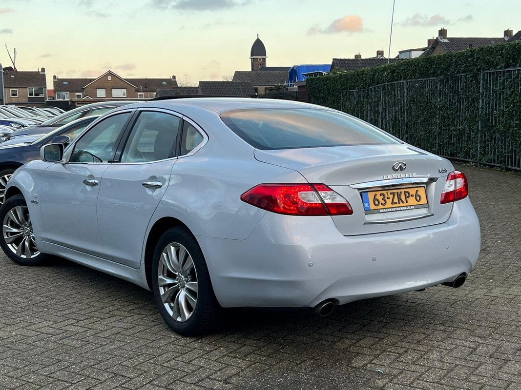 Infiniti M