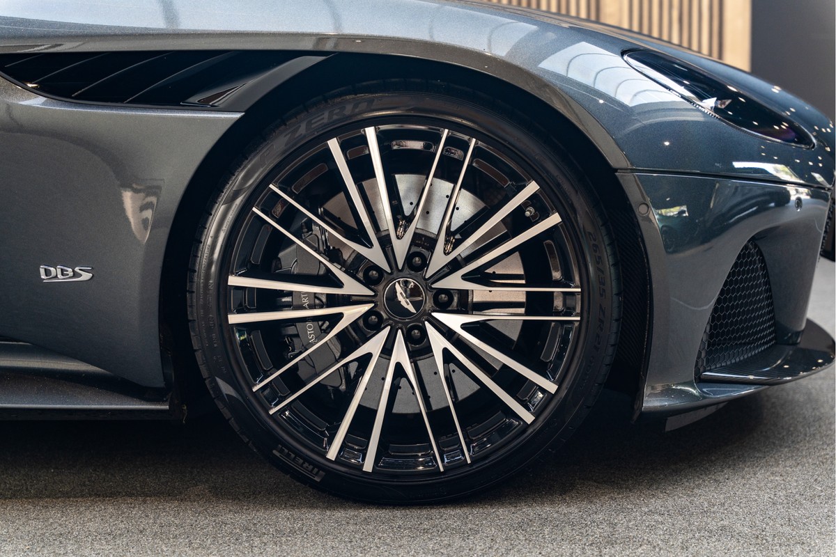 Aston Martin DBS