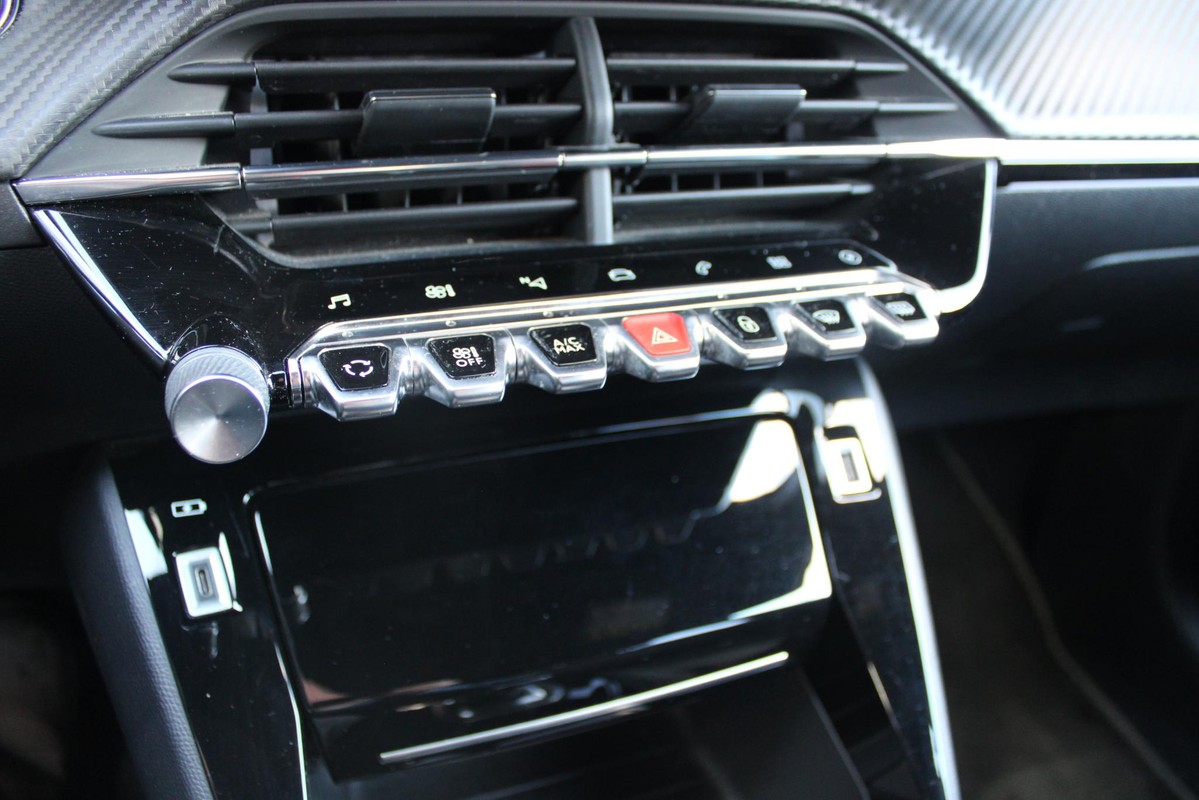 Peugeot e-208
