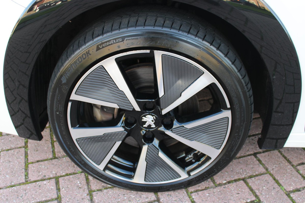Peugeot e-208