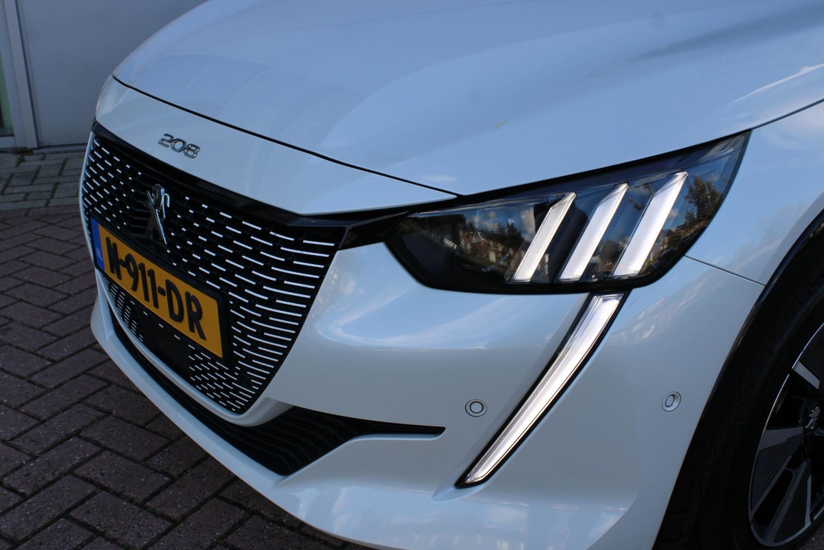 Peugeot e-208
