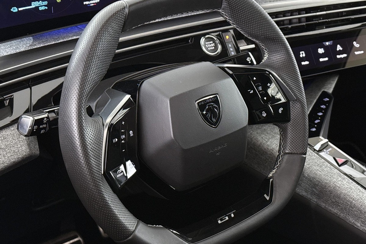 Peugeot e-3008