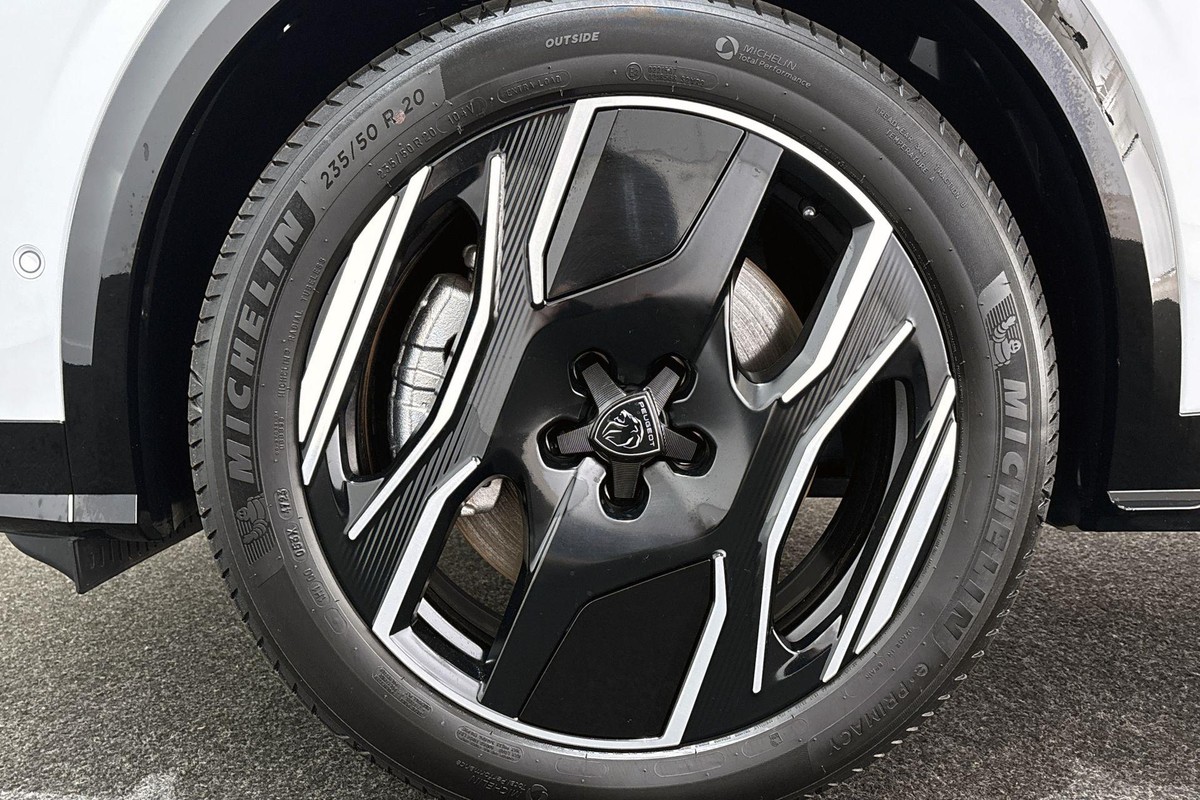 Peugeot e-3008
