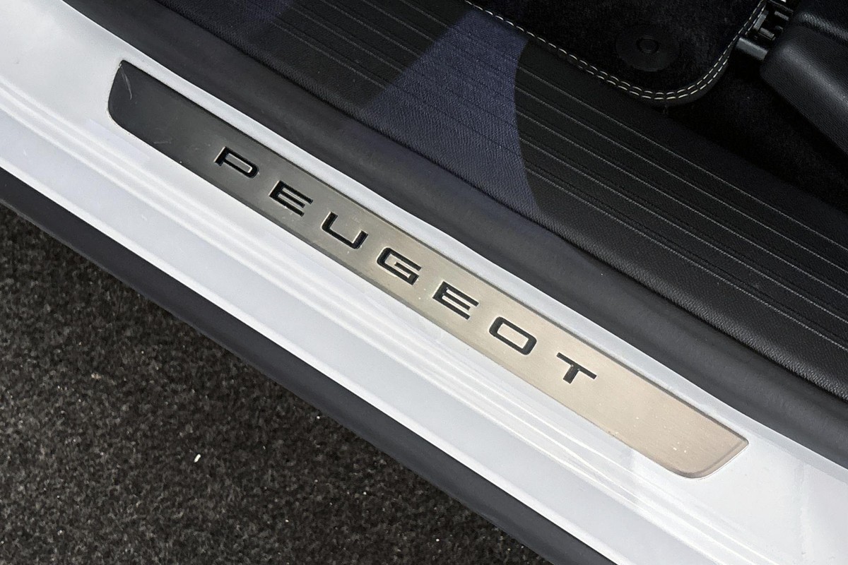 Peugeot e-3008