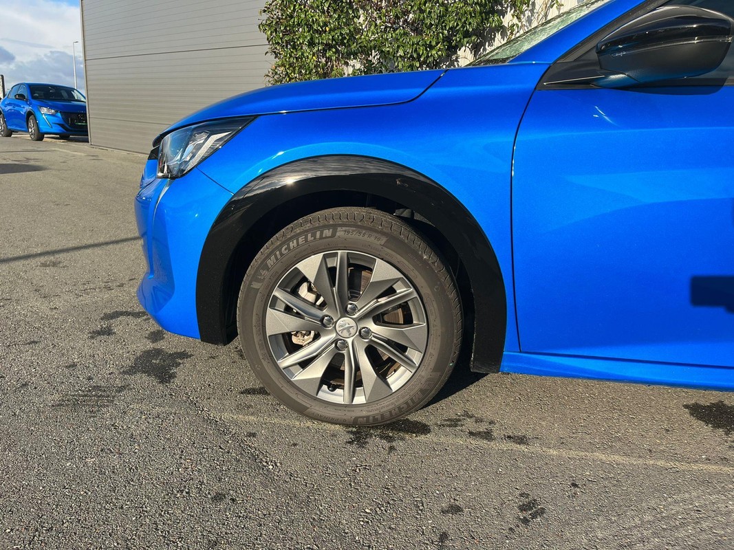 Peugeot e-208