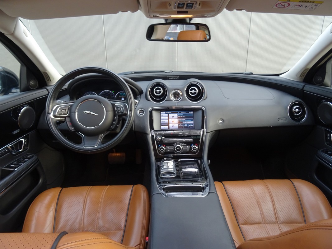Jaguar XJ