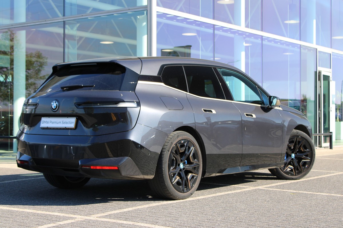 BMW iX