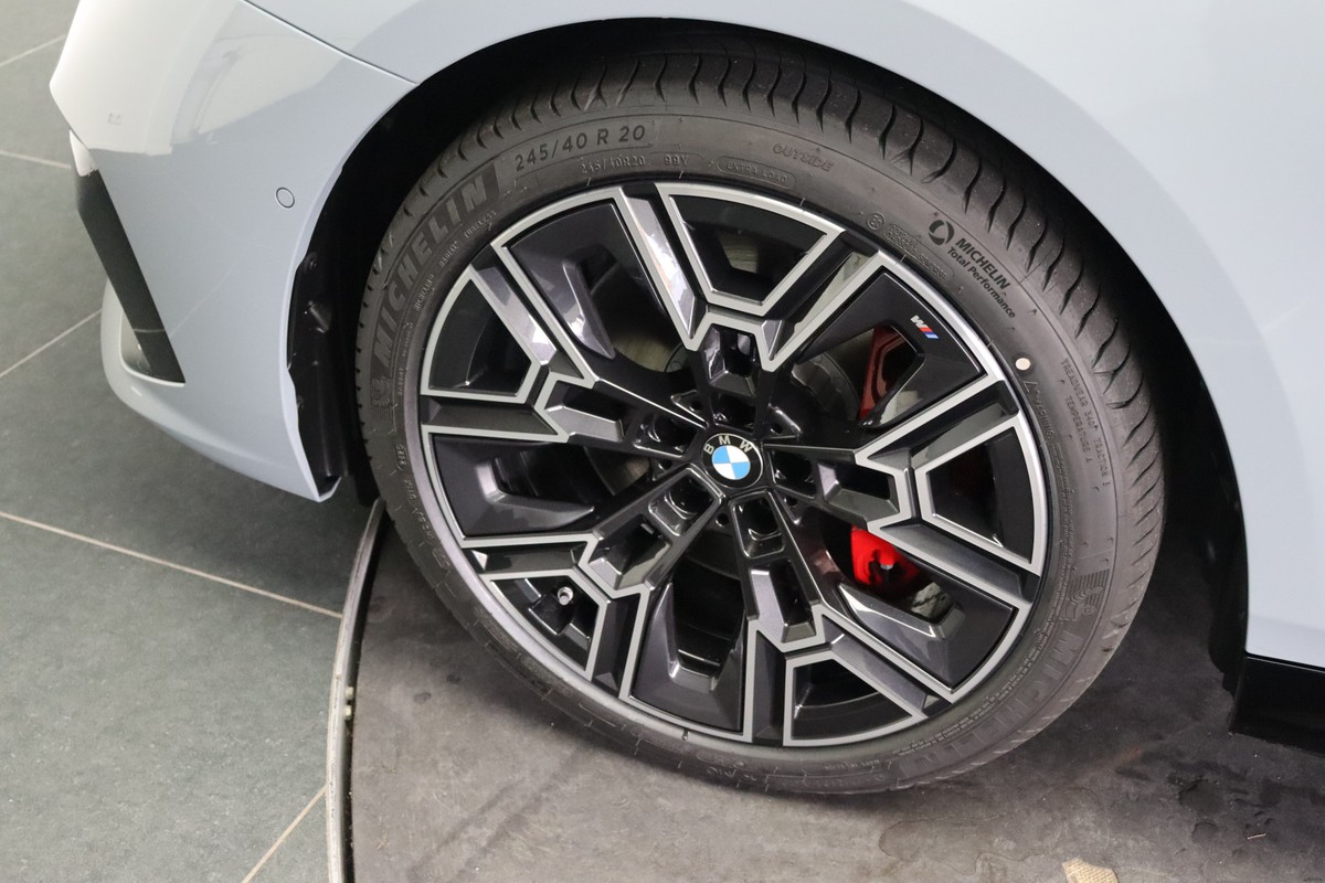 BMW i5