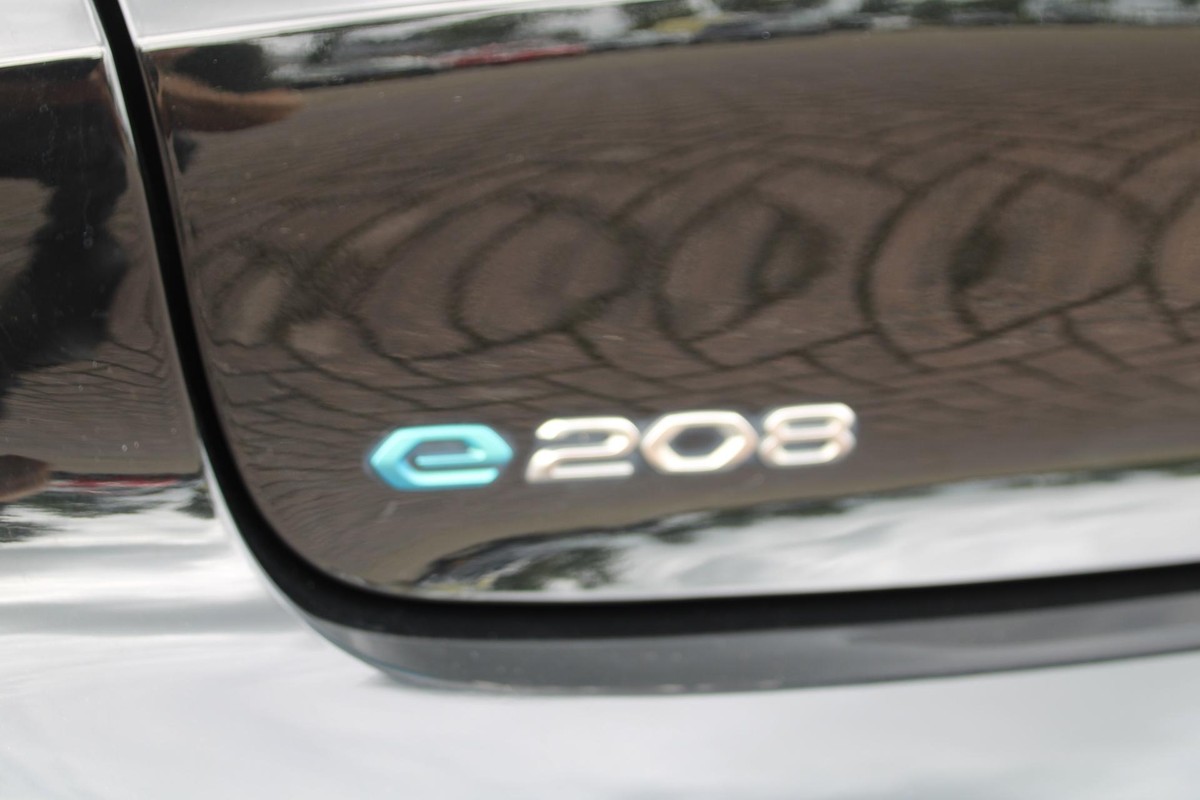 Peugeot e-208