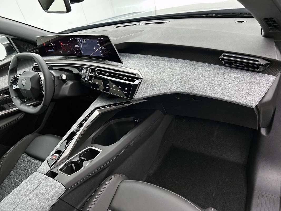 Peugeot e-5008