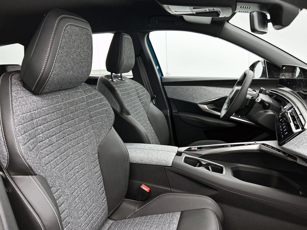 Peugeot e-5008