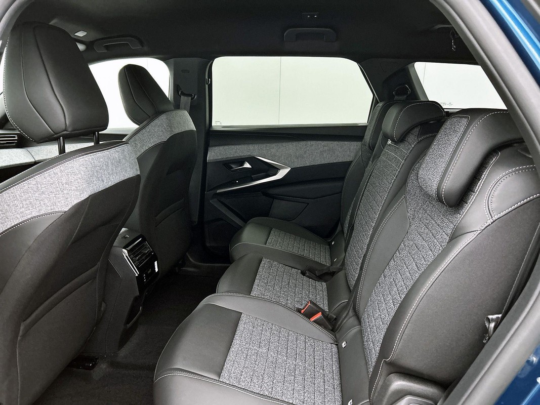 Peugeot e-5008
