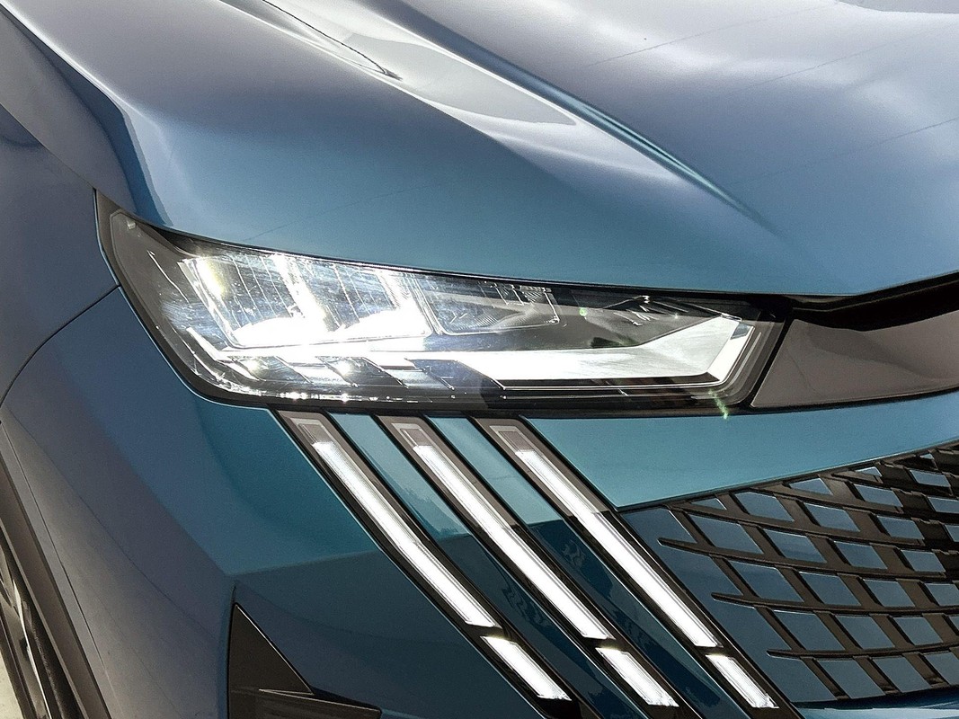 Peugeot e-5008