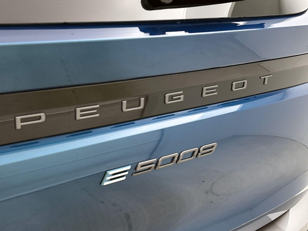 Peugeot e-5008