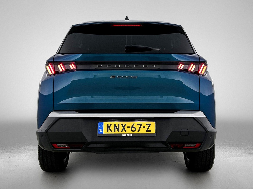 Peugeot e-5008