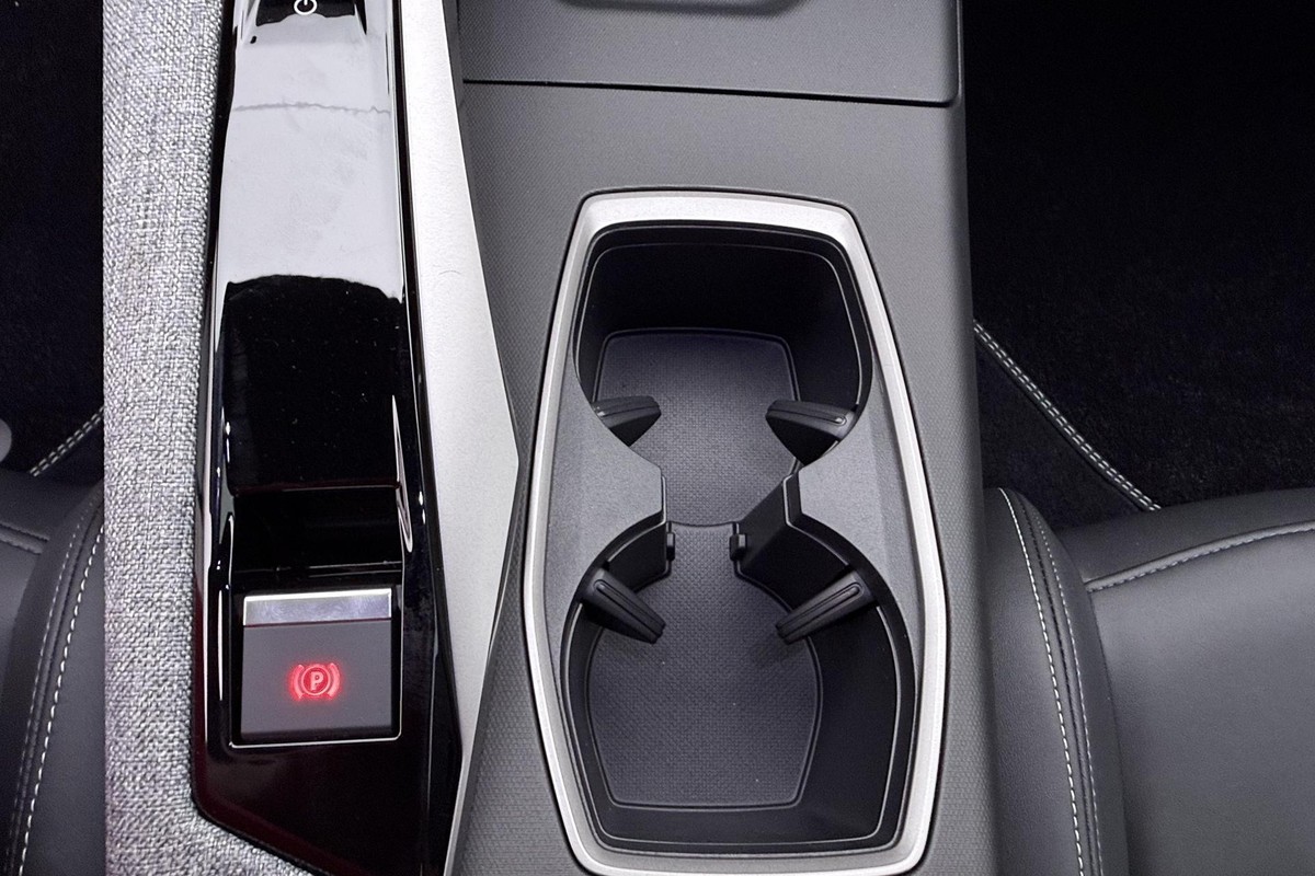 Peugeot e-3008
