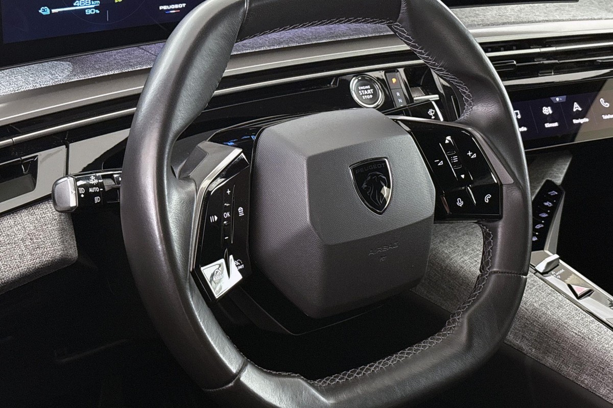 Peugeot e-3008