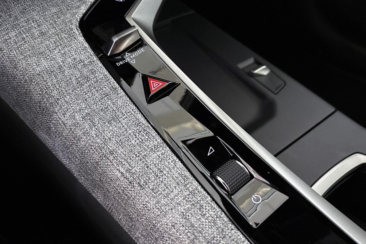 Peugeot e-3008