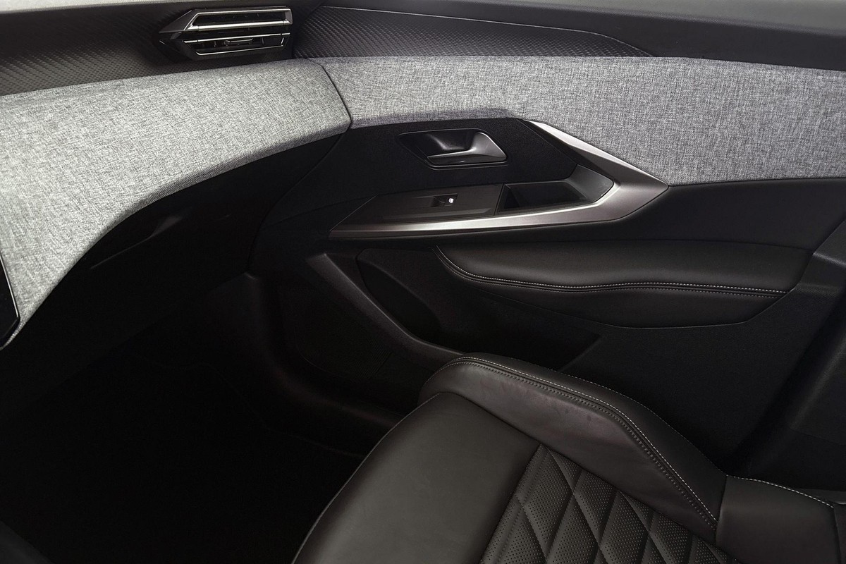Peugeot e-3008