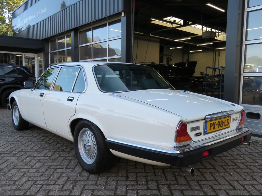 Jaguar XJ
